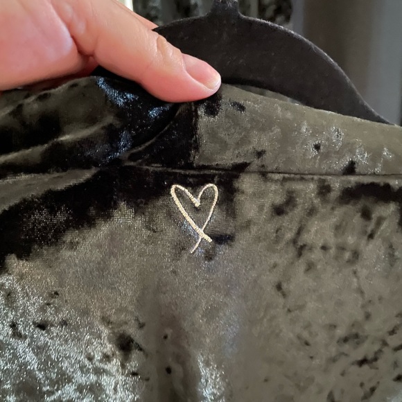 2/$30 Victoria’s Secret Black Velour Capsleeve Robe, Sz XS/S - Picture 9 of 11